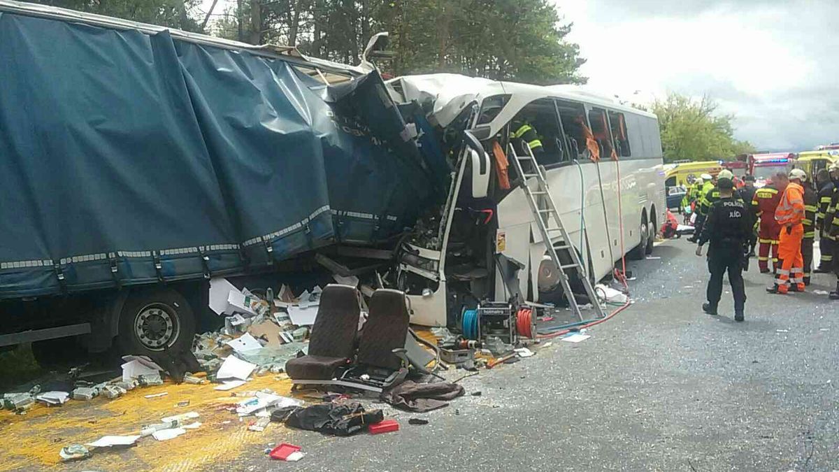 Na slovenské dálnici se srazil kamion s autobusem, jeden mrtvý, 55 zraněných